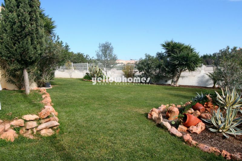 Espaçosa moradia V4 com piscina perto de Vilamoura e comodidades